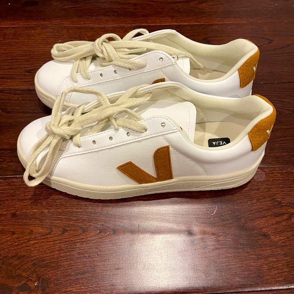 NWOT Veja Urca CWL sneakers in white camel sz 37 - Picture 1 of 7